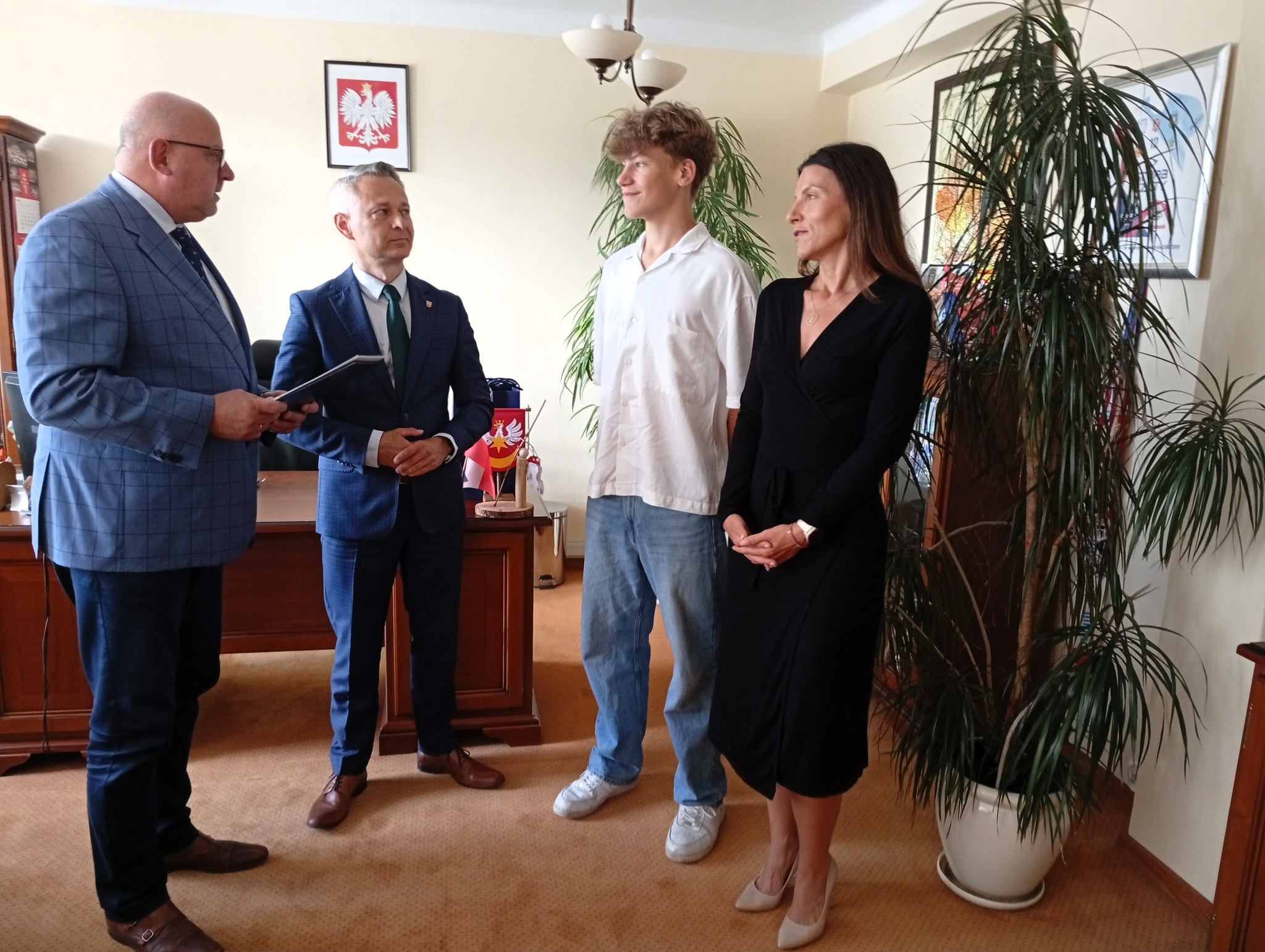 Wręczenie nagrody młodemu sportowcowi