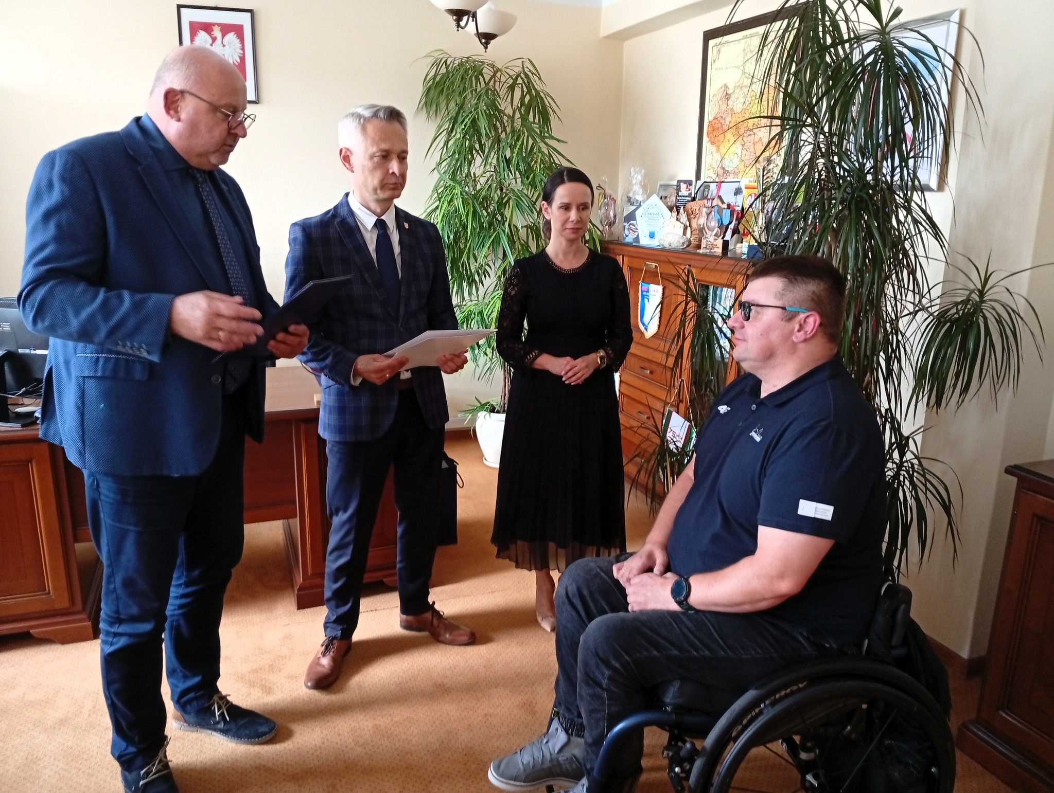 Gratulacje od starosty i wręczenie dyplomu Danielowi Patykowi