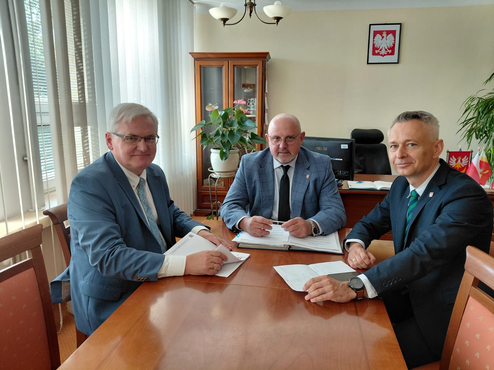 Panowie przy wspólnym stole omawiają ważne dla powiatu sprawy