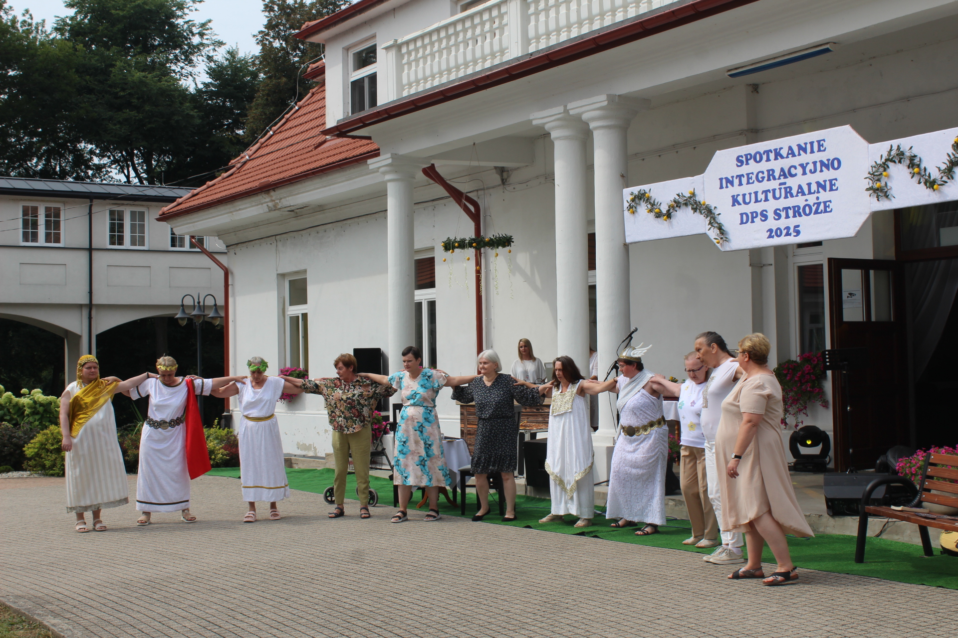 Przedstawienie mieszkańców DPS w strojach bogów greckich