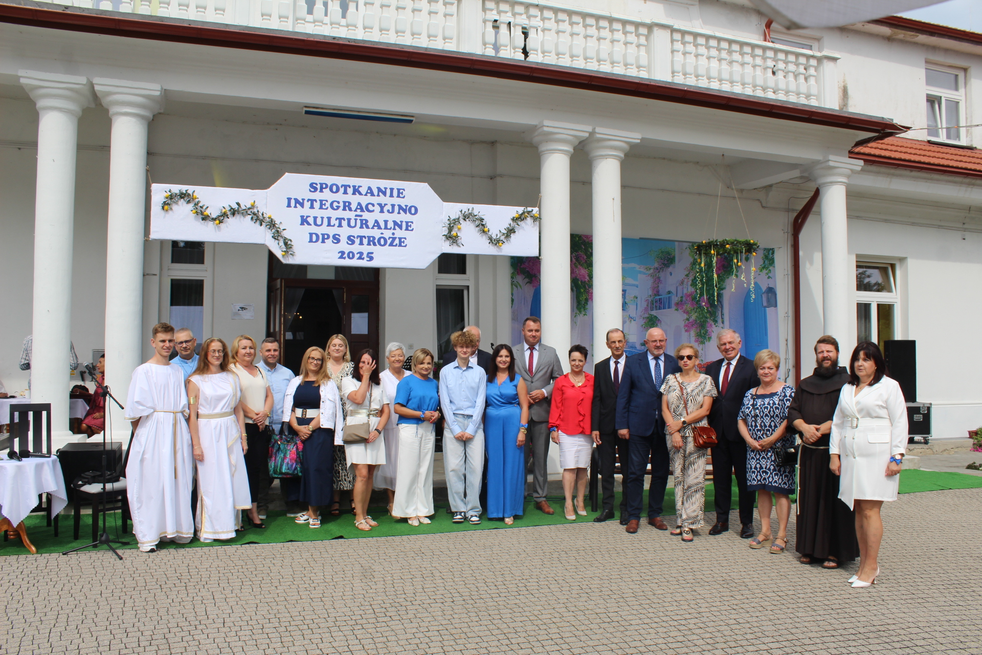 Wspólne zdjęcie gości z mieszkańcami DPS
