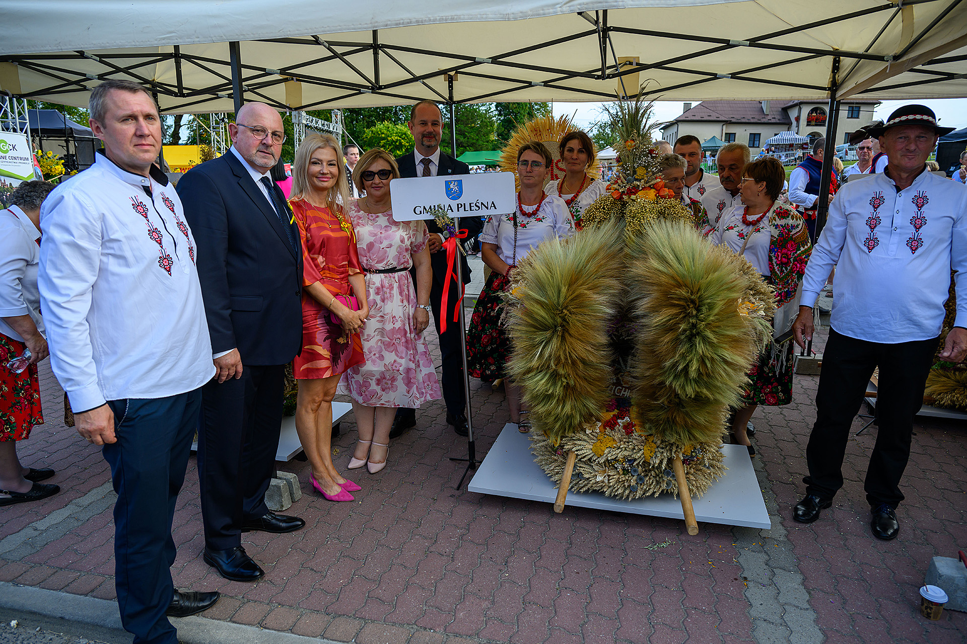 Wspólne zdjęcie przy zwycięskim wieńcu dożynkowym