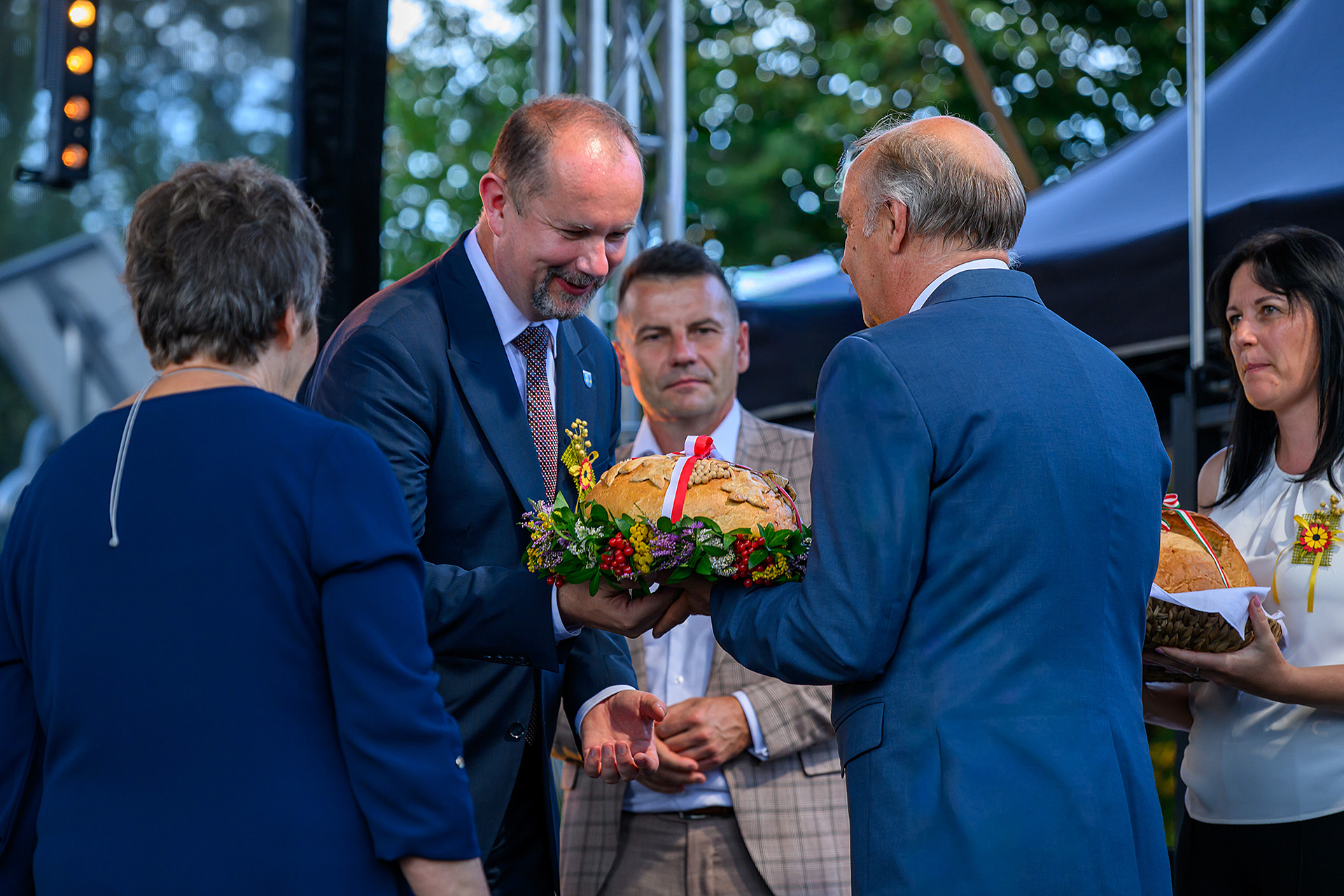 Wójt gminy Rzepiennik Strzyżewski odbiera gościnnie chleb dożynkowy, obok Paweł Smoleń - przewodniczący RPT