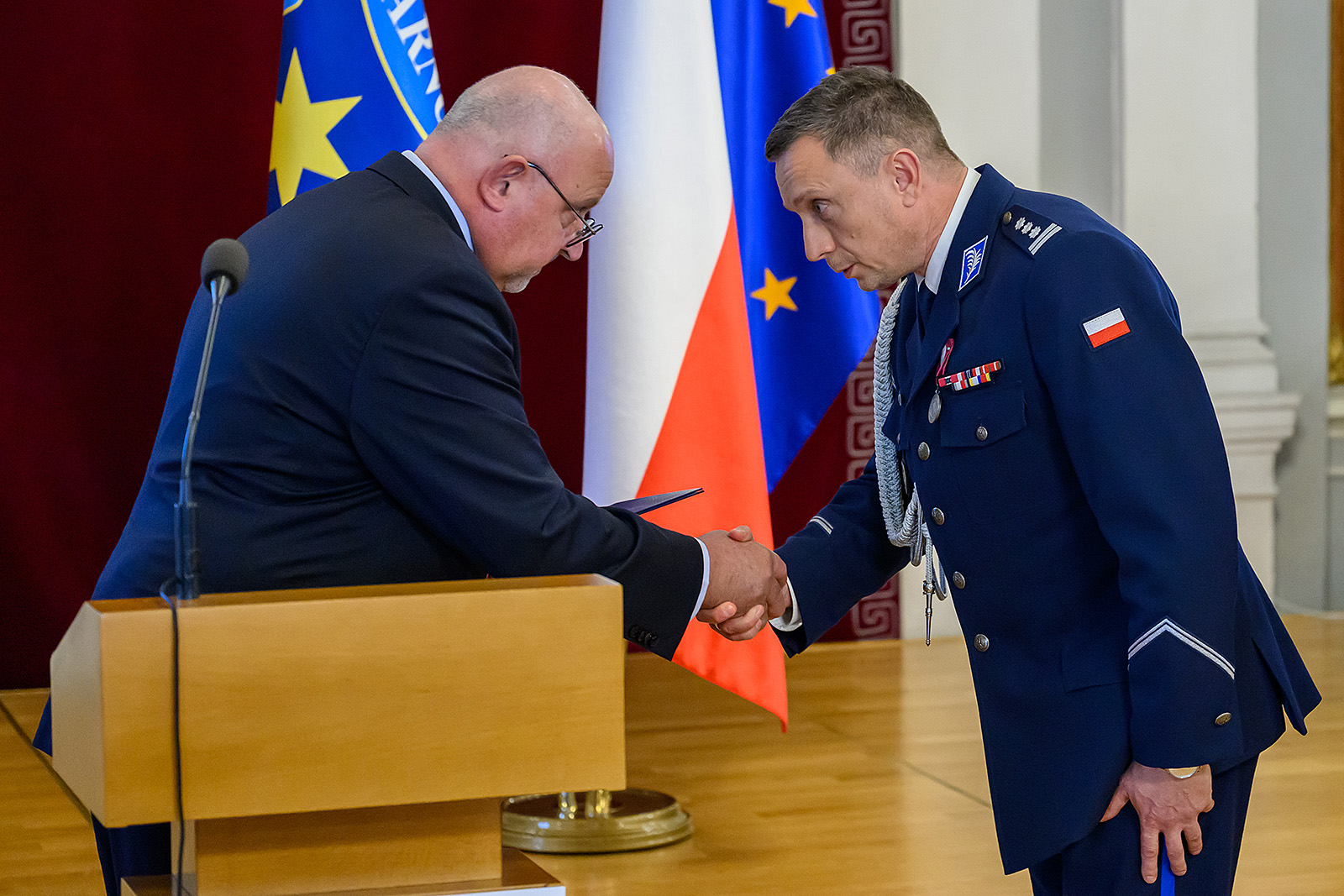 Uścisk dłoni pomiędzy starostą a nowym komendantem - powitanie na nowym stanowisku