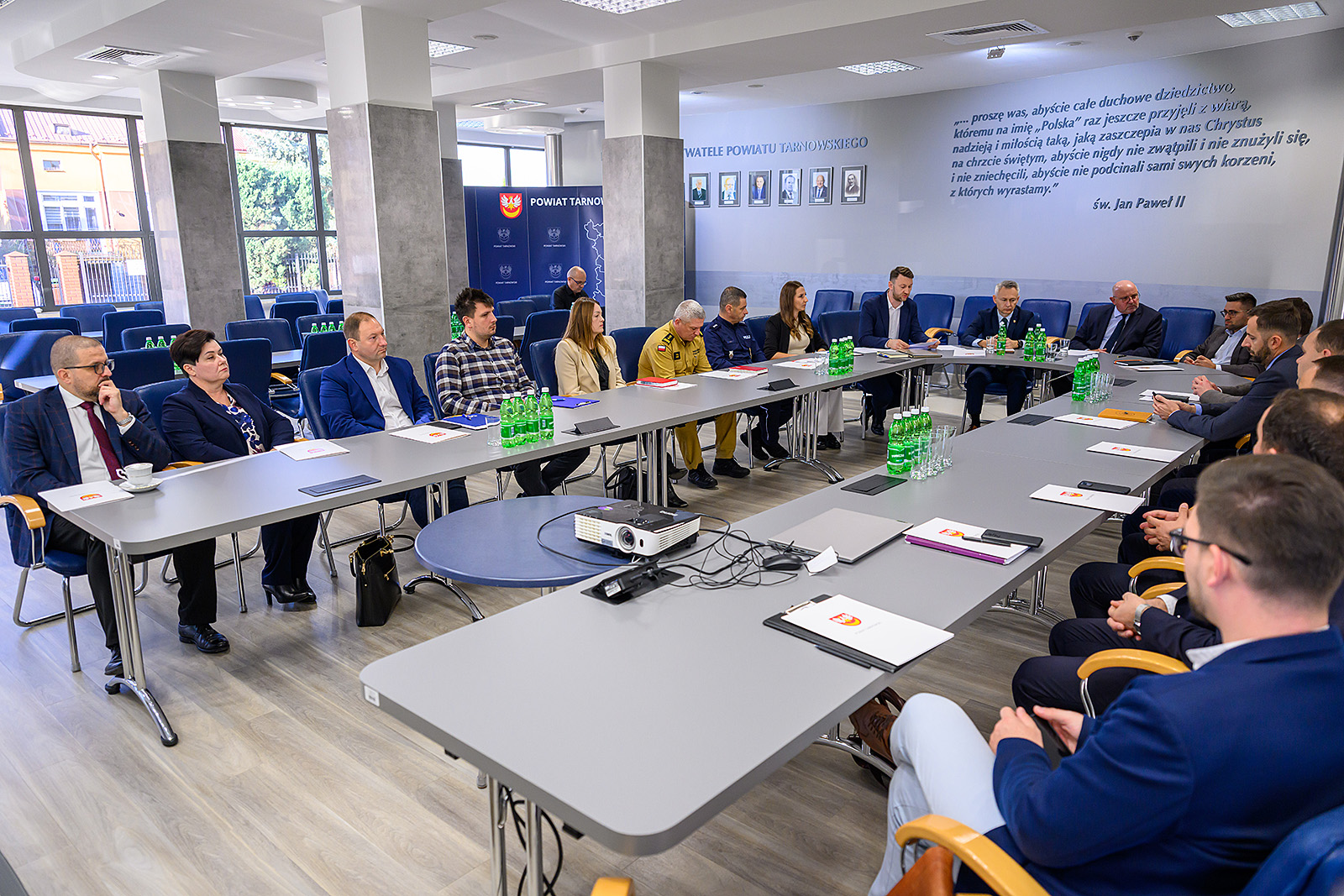 Obecni na spotkaniu goście w sali konferencyjnej