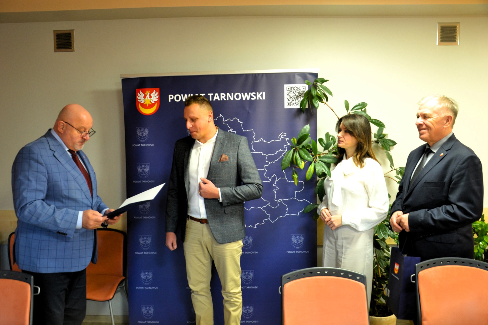 Starosta wręcza akt powołania