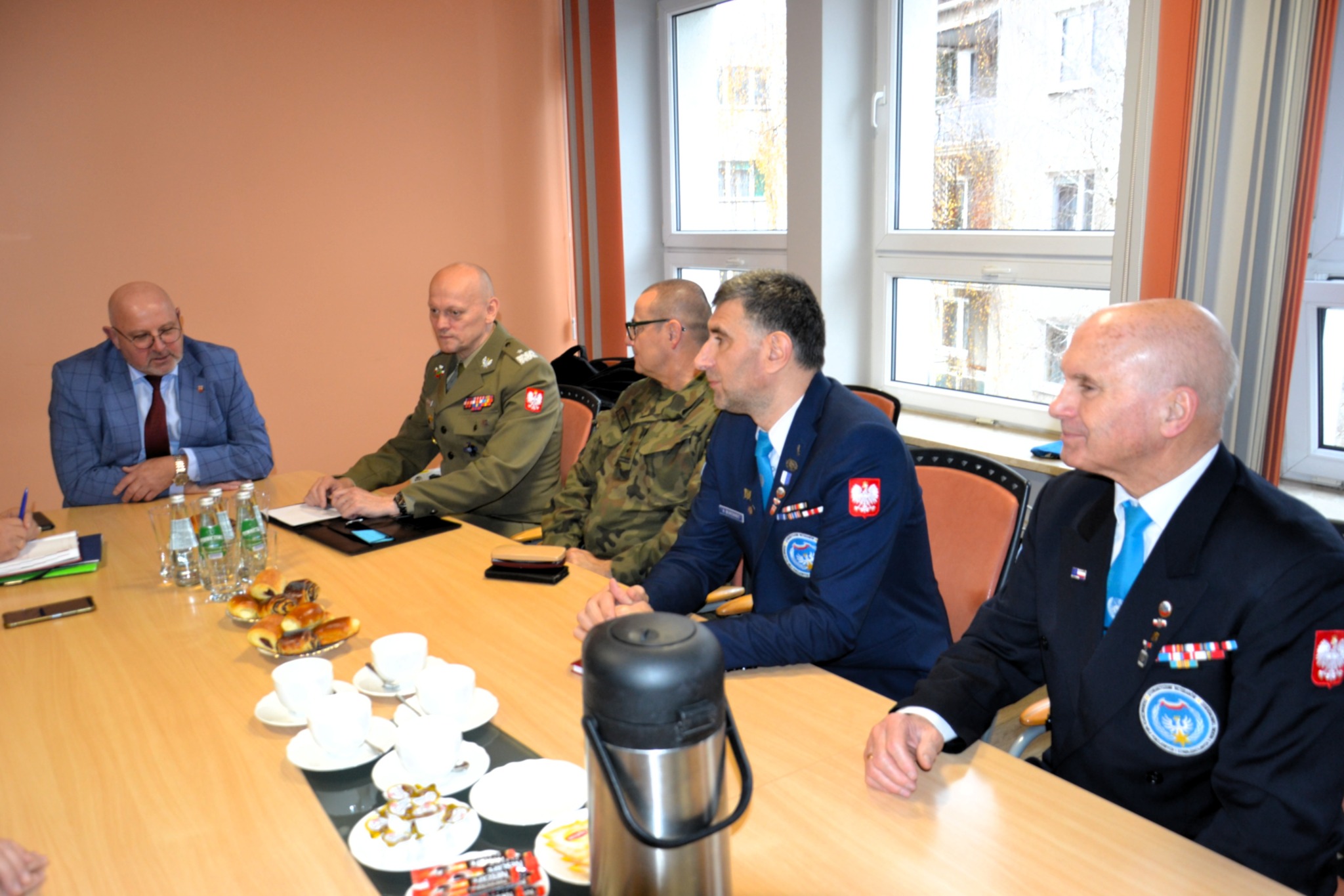 Uczestnicy spotkania zabierają głos w dyskusji