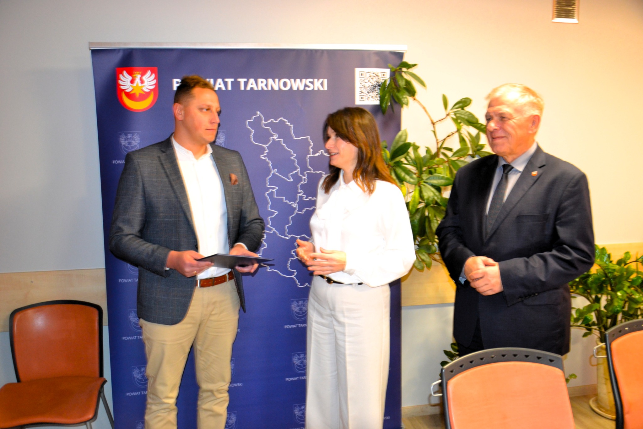 Anna Mazurek dziękuje nowemu opiekunowi zabytków