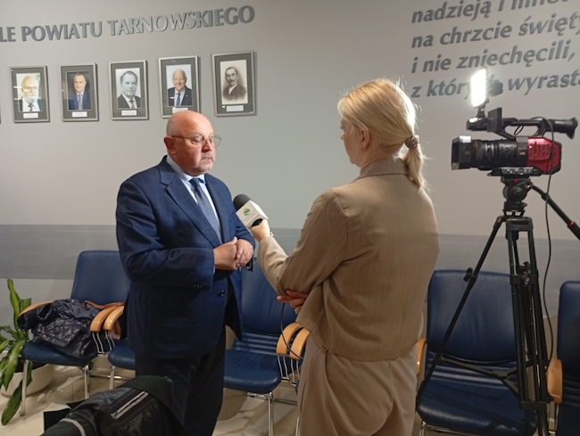 Starosta tarnowski udzielający wywiadu jednej z lokalnej telewizji