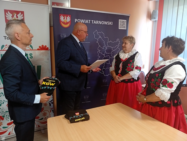 Starosta Jacek Hudyma komplementuje panie za podejmowane inicjatywy 