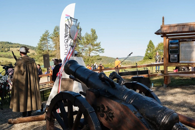 Miejsce uroczystości patriotycznych wokół zgromadzeni uczestnicy