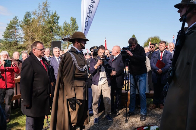 Wicemarszałek Małopolski Ryszard Pagacz oraz uczestnicy uroczystości w Izbach