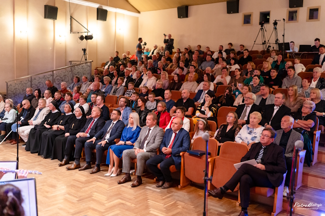 Licznie zgromadzona widownia podczas uroczystego koncertu