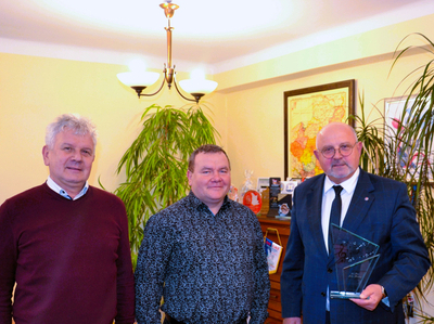 Wizyta pełna wdzięczności - chórzyści z Mikołajowic wręczyli staroście pamiątkową statuetkę