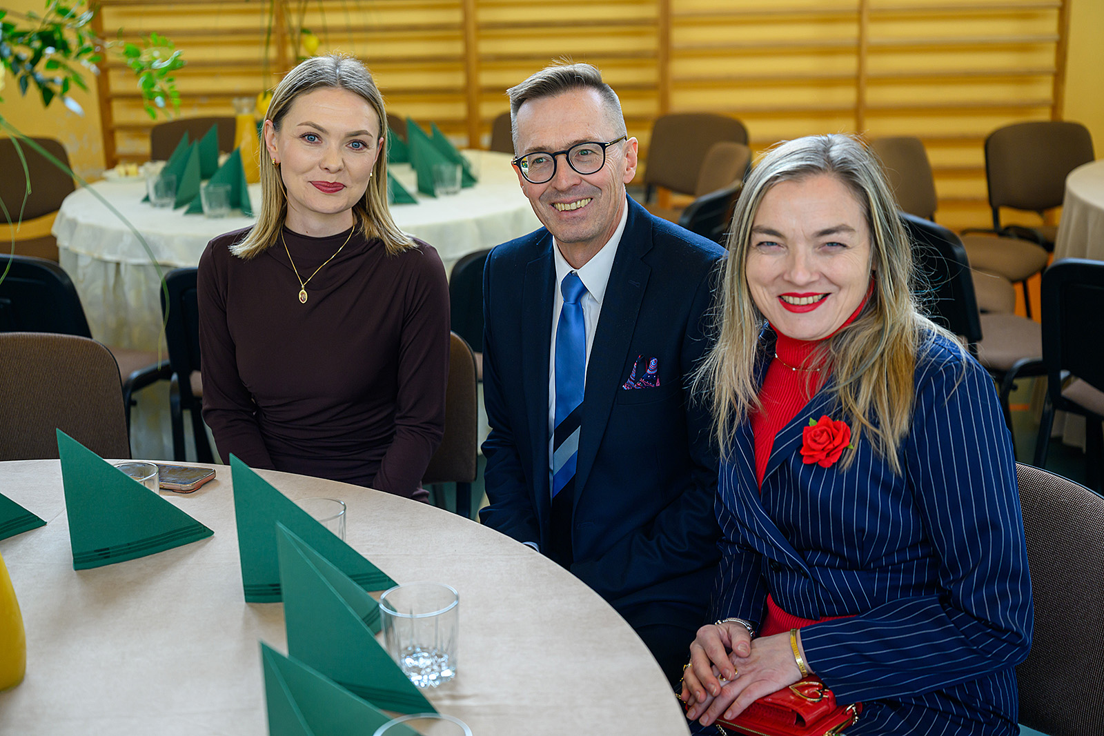 Radni powiatowi przy wspólnym stole - Alina Barbachen, Tomasz Bień i Anita Serafin