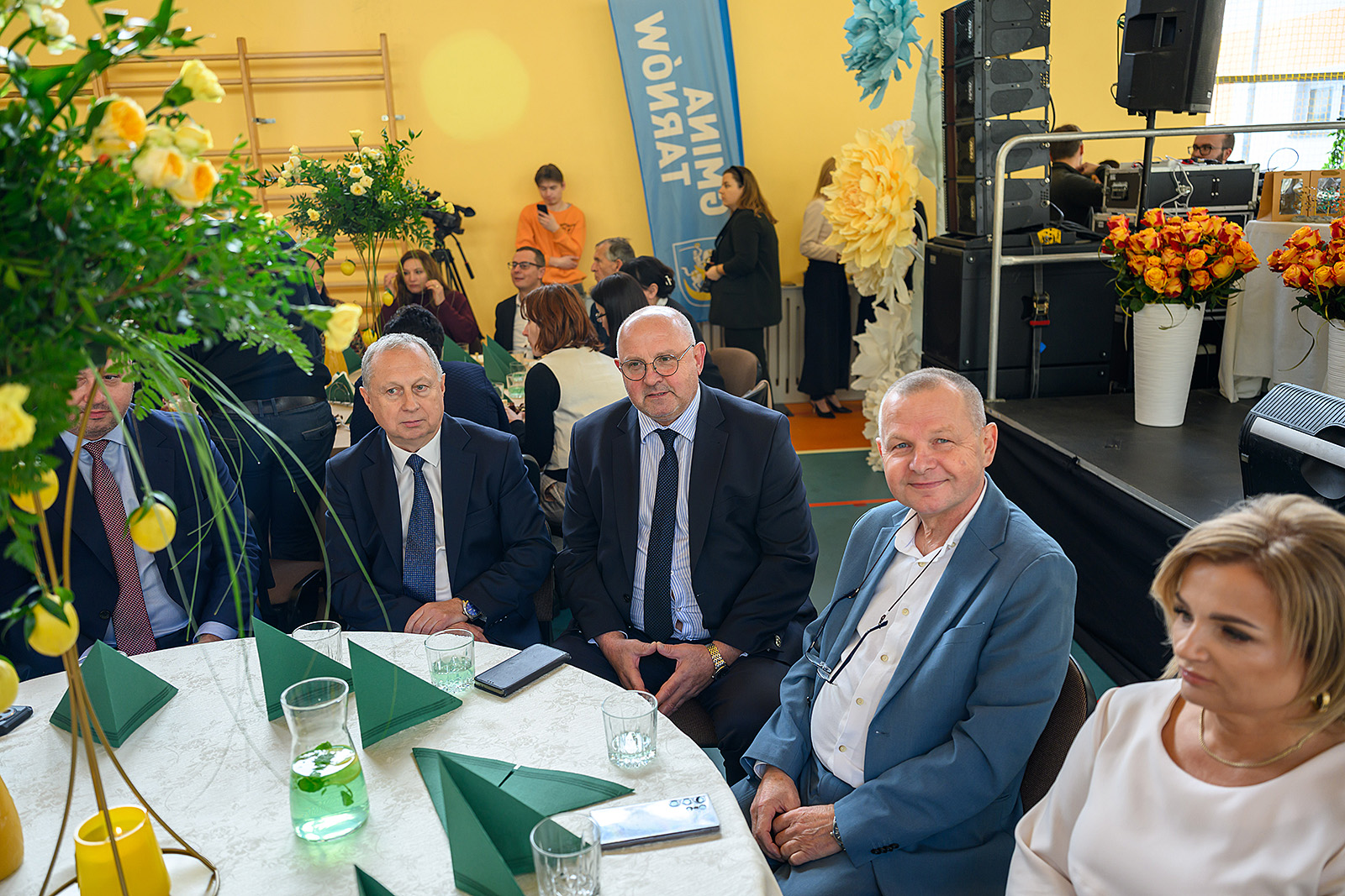 Starosta z innymi samorządowcami przy stole gościnnym