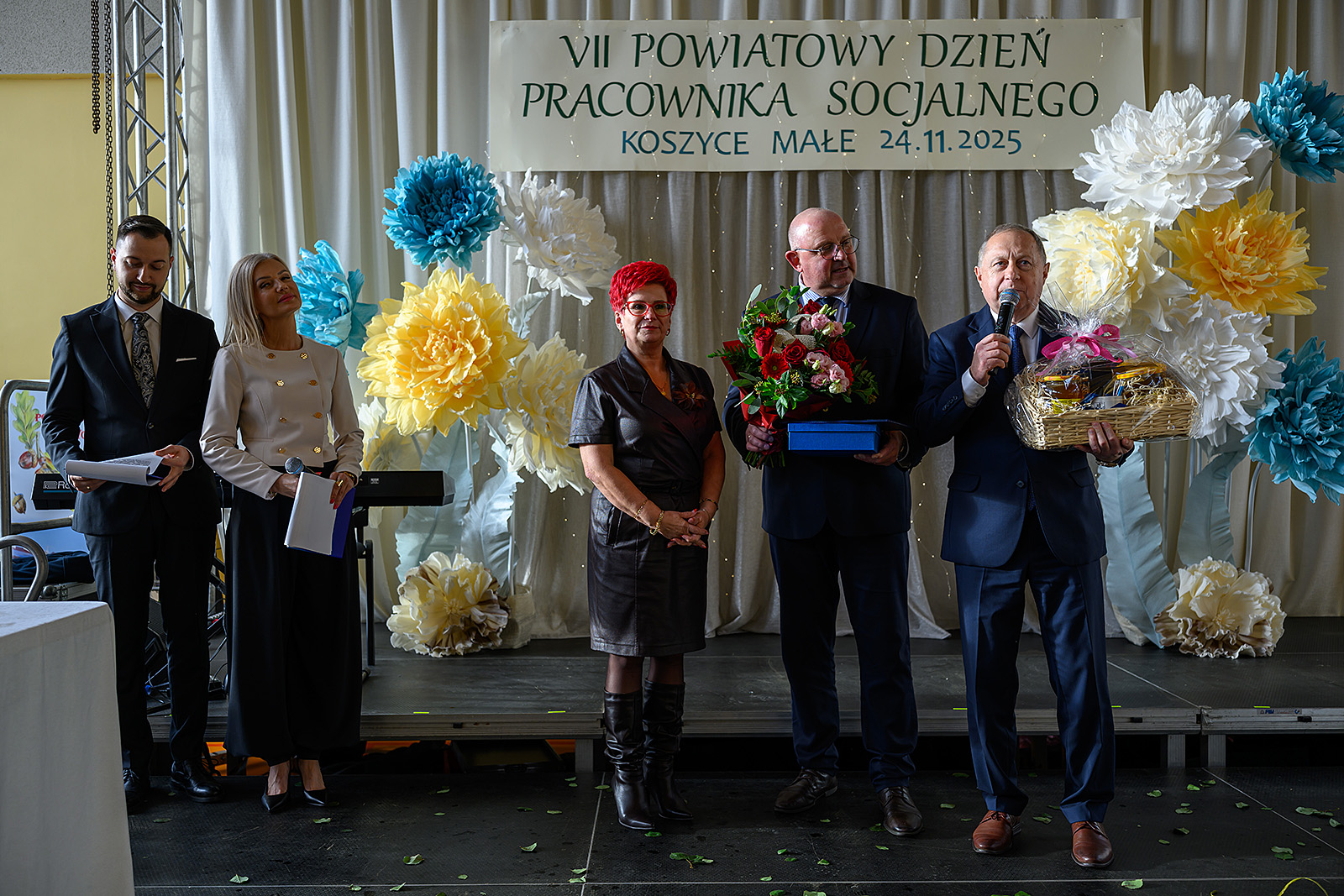 Starosta wraz z Anną Mikrut - dyrektor CUS w Ryglicach oraz innymi samorządowcami