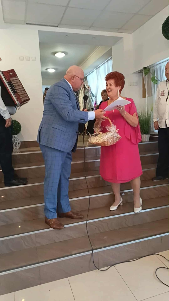 Starosta przekazuje Pani Prezes drobne upominki