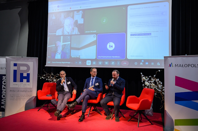 Na scenie organizatorzy podczas paneli dyskusyjnych