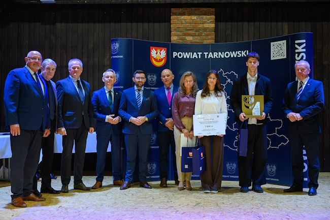 Nagrodzona szkoła w Tuchowie wraz z zarządem i wychowawcami