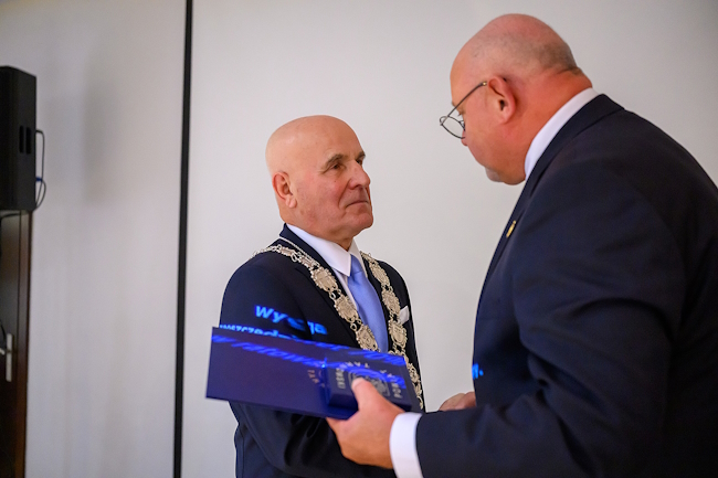 Starosta wręcz najwyższe wyróżnienie powiatu na ręce prezesa Izby