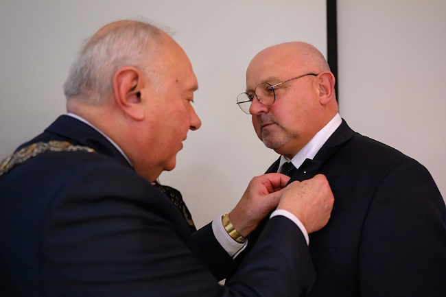 Starosta przyjmuje odznaczenie