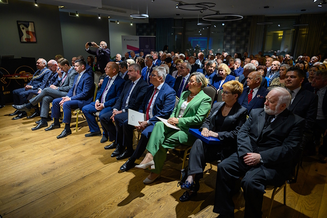 Zaproszeni goście na wspólnym zdjęciu - w pierwszym rzędzie parlamentarzyści i samorządowcy