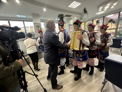 Członkowie zarządu powiatu podchodzą z gratulacjami do zakliczyńskich Heligonistów