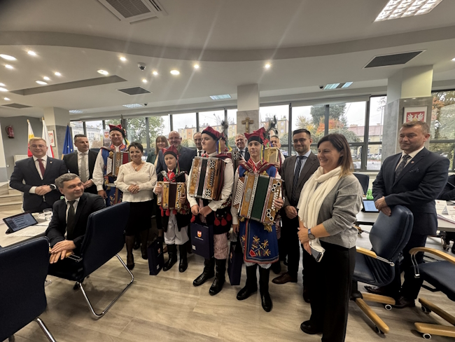 Heligoniści wraz z zarządem oraz częścią radnych na wspólnym zdjęciu