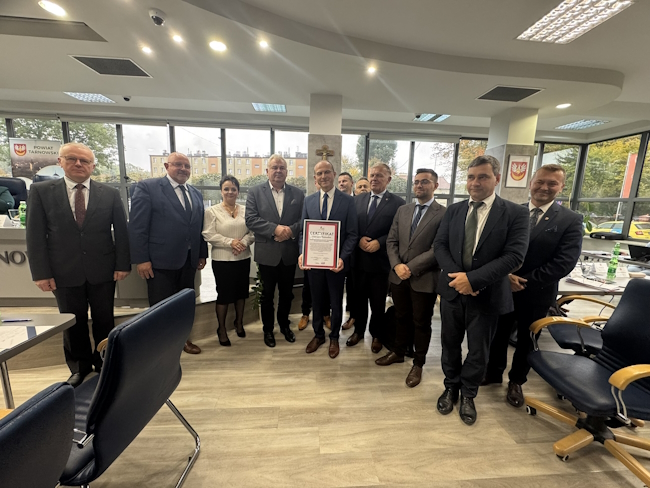 Dyrektor szkoły w Gromniku z Certyfikatem, wokół zarząd powiatu i radni