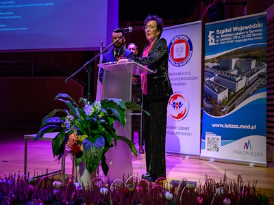 Dyrektor Szpitala świętego Łukasza w Tarnowie Anna Czech podczas konferencji