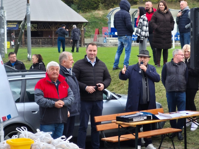 Dyrektor Zakliczyńskiego Centrum Kultury w raz z przedstawicielami samorządów lokalnych