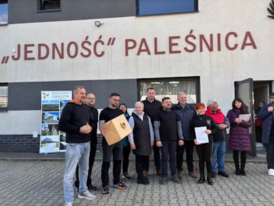 Organizatorzy Turnieju na tle Klubu Jedność Paleśnica