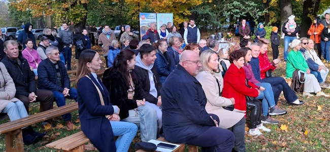 Publiczność zgromadzona w plenerze przed dworkiem w Łętowicech