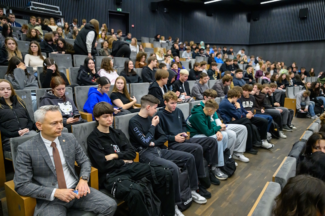 Licznie zgromadzona młodzież szkol powiatowych podczas projekcji filmu