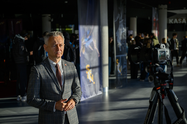 Tomasz Stelmach udziela wywiadu jednej z lokalnych rozgłośni