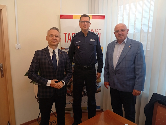 Wspólne zdjęcie na zakończenie spotkania w starostwie