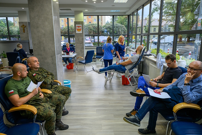 Pracownicy starostwa oraz licznie biorący udział w akcji mieszkańcy regionu