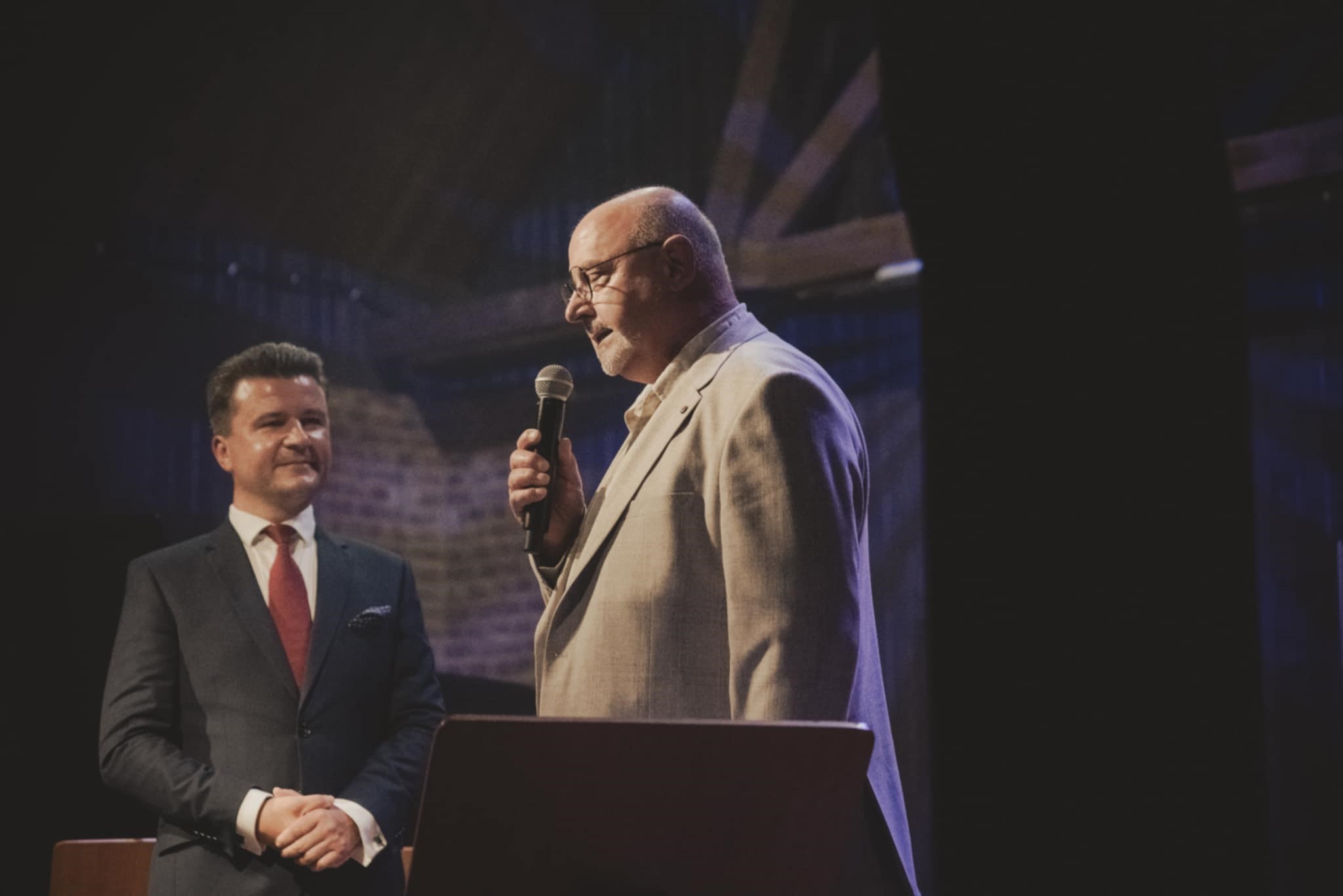 Starosta z dyrektorem Centrum na scenie przemawiają do zebranych gości