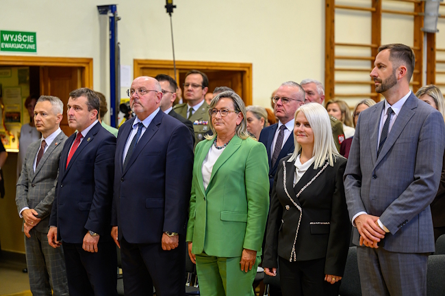Zaproszeni goście podczas odśpiewania hymnu