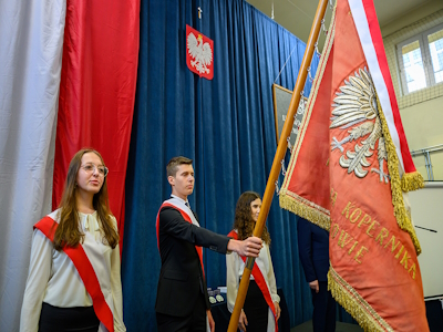 Uczniowie tuchowskiego LO z Pocztem Sztandarowym