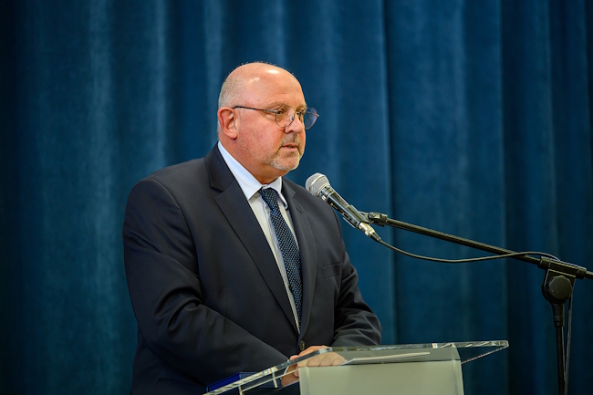 Starosta tarnowski podczas wystąpienia w tuchowskim Liceum