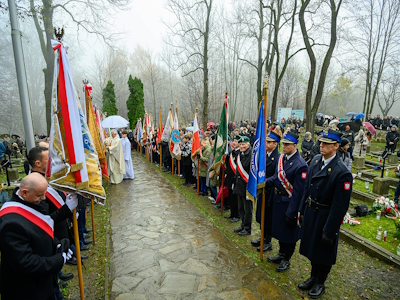 Poczty Sztandarowe ustawione wzdłuż alejki prowadzącej do Kaplicy na Cmentarzu