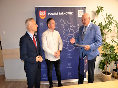 Władze powiatu gratulują Panu Pawłowi sukcesów wręczając nagrodę