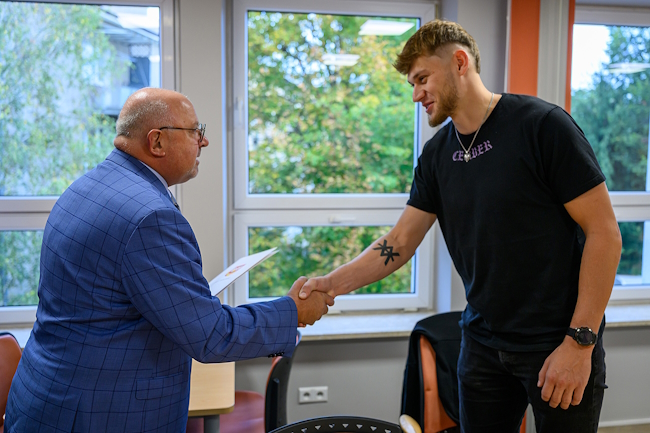 Starosta wręcza nagrodę siatkarskiemu mistrzowi z Tuchowa