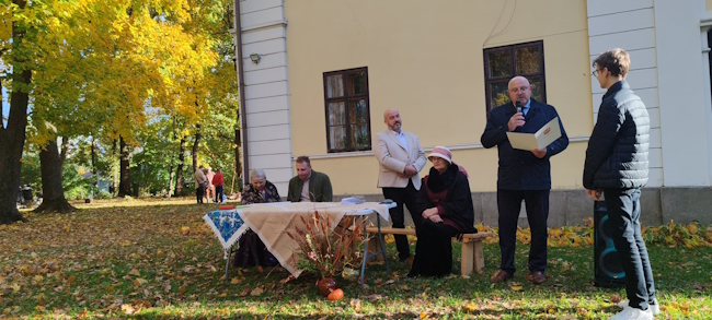 Starosta wręcza nagrodę młodemu mieszkańcowi Łętowic