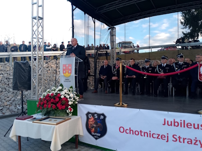 Starosta podczas wystąpienia w części oficjalnej uroczystości w Ołpinach