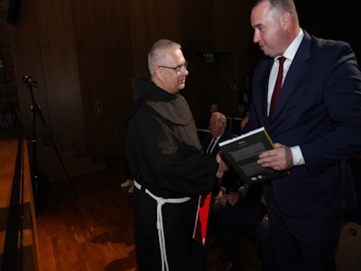 Burmistrz Zakliczyna przekazuje gratulacje proboszczowi parafii świętego Opata w Zakliczynie