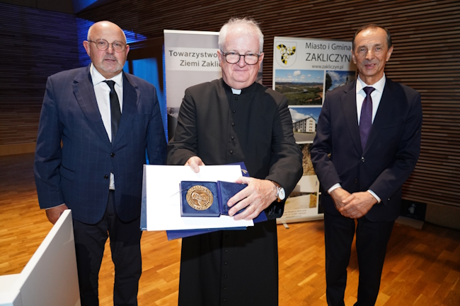 Starosta tarnowski wraz z radnym powiatowym wręczają wyróżnienie powiatowe proboszczowi Jubileuszowej parafii