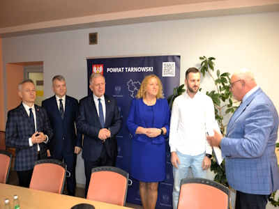 Starosta w obecności członków zarządu i radnej powiatowej gratuluje sukcesów młodym sportowcom